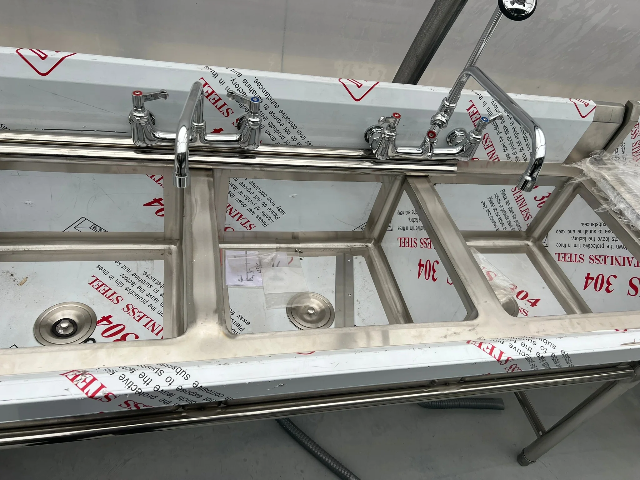 63'' CHEF Three Tub Sink with Centre Drain and No Drainboard CH-2015 - Image 4