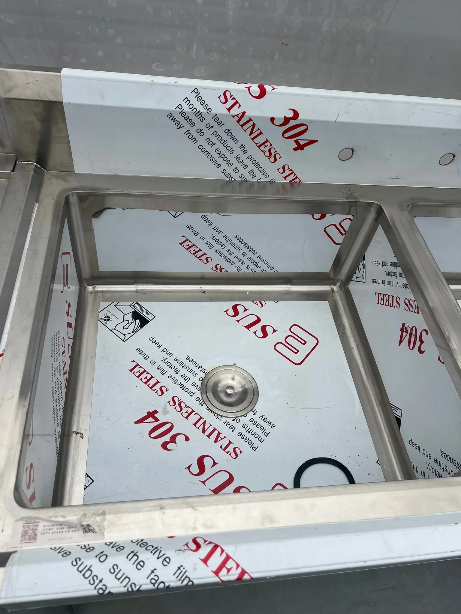 79'' CHEF Three Tub Sink with Centre Drain & No Drainboard CH-2017 - Image 8