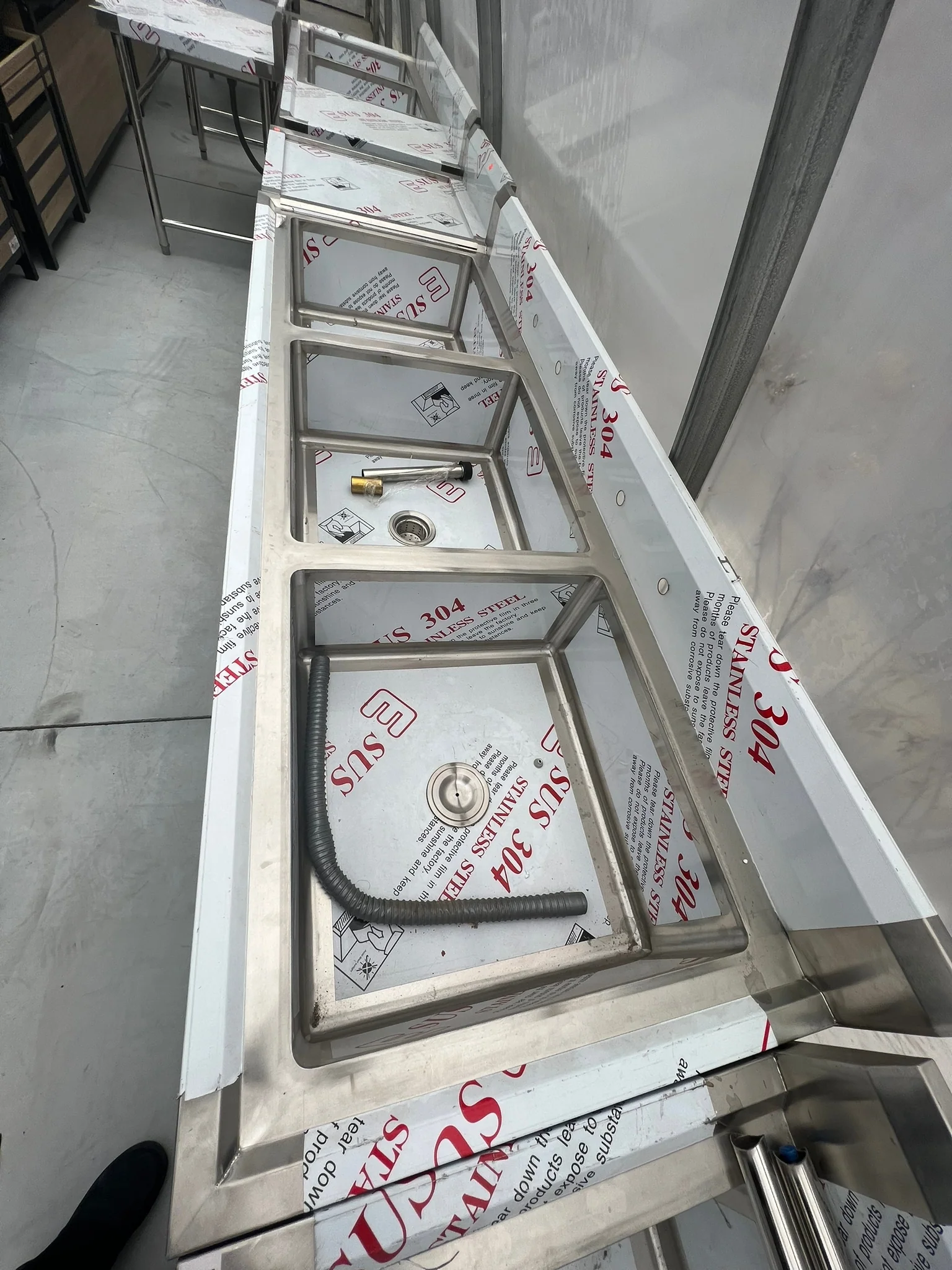 79'' CHEF Three Tub Sink with Centre Drain & No Drainboard CH-2017 - Image 9